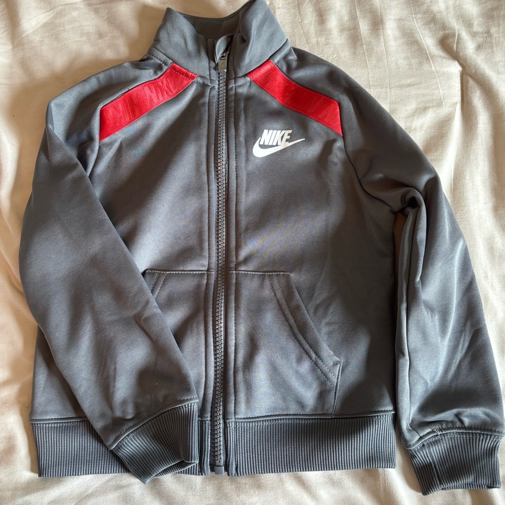 Nike Track suite in brand new condition without tags. 3T boys